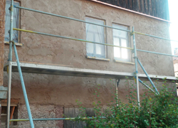 Verputz der Fassade mit einem Lehmputz